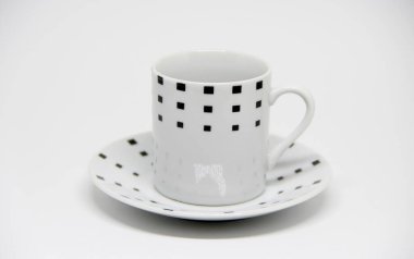 Beyaz arkaplanda fincan ve fincan tabağı görüntüsü 