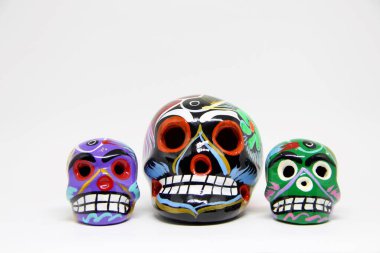 Beyaz arka planda Meksika kafatasları