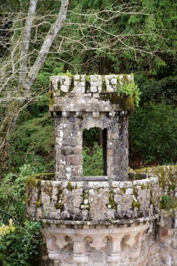 Mimari manzara, binaların cepheleri, ve saray kompleksinin bahçesi Quinta da Regaleira, Sintra, Portekiz