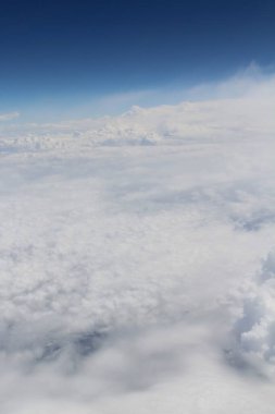 Mavi gökyüzünde beyaz bulutlar