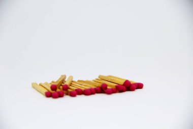 Beyaz arkaplanda kibrit çöpleri