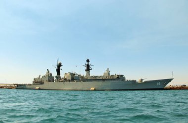 Denizdeki askeri donanma gemisi.