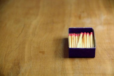 Tahta masa arkasında kibrit çöpleri