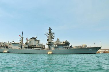 Denizdeki askeri donanma gemisi.