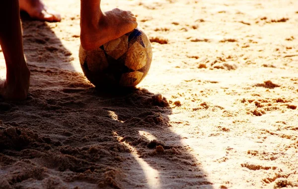 Ver Gente Piernas Jugando Pelota Fútbol Playa Arena —  Fotos de Stock