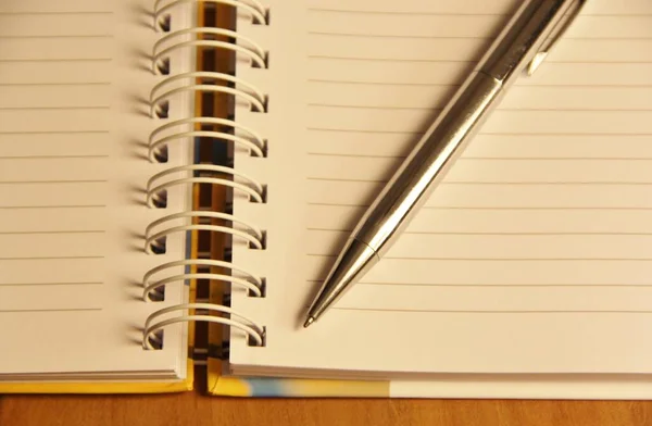 Caderno Branco Com Caneta Sobre Fundo Mesa Madeira Marrom — Fotografia de Stock