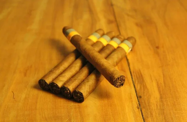 木制背景图上几支雪茄的闭合视图 — 图库照片