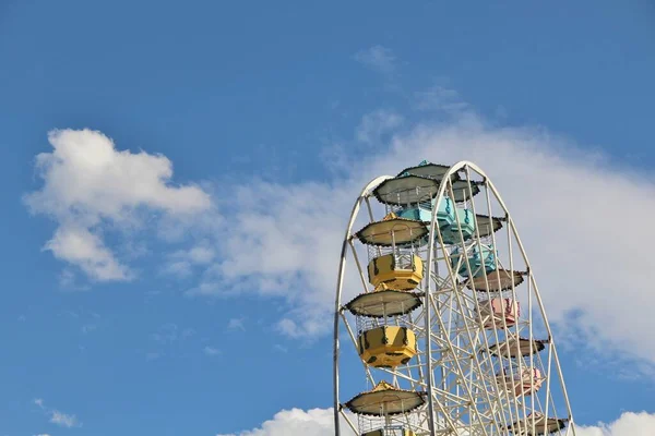 Roda Gigante Contra Fundo Céu Azul — Fotografia de Stock