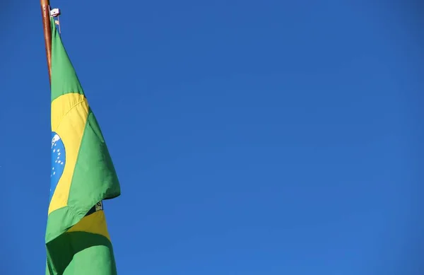 Brazylijska Flaga Maszcie Tle Nieba — Zdjęcie stockowe