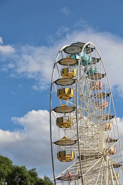 Ferris Wiel Tegen Blauwe Lucht Achtergrond — Stockfoto