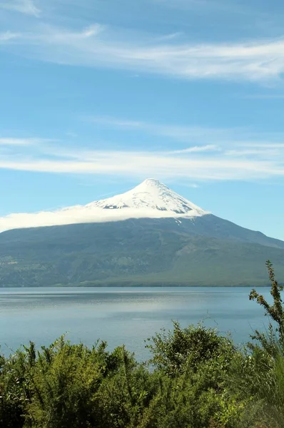 Karlı volkanın manzarası - Şili