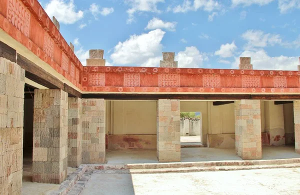 Meksika 'da antik bir şehir olan Teotihuacan, piramitlerin ve harabelerin manzarası