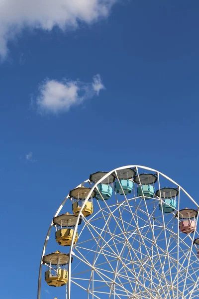 Ferris Wiel Tegen Blauwe Lucht Achtergrond — Stockfoto