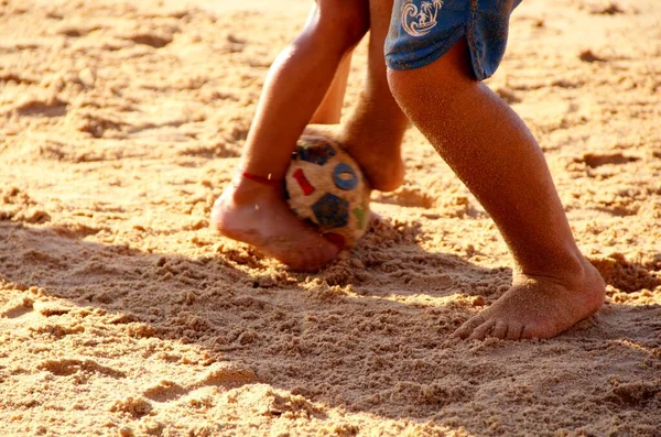 Crianças Menina Jogar Uma Sala Jogos Das Crianças Jogando Bola fotos,  imagens de © Shangarey #367943936