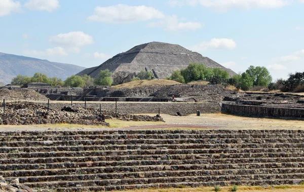 Teotihuacan manzarası, Meksika 'da antik bir şehir.