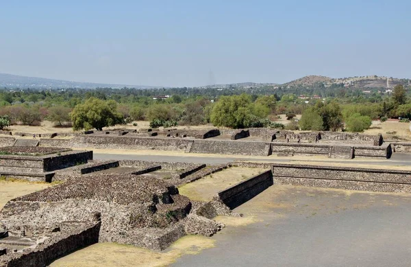 Meksika 'da antik bir şehir olan Teotihuacan, piramitlerin ve harabelerin manzarası