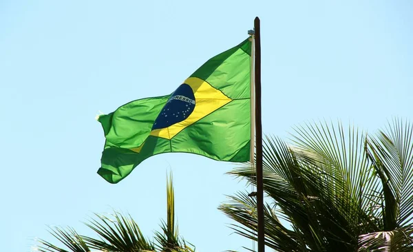 Bandeira Brasileira Mastro Contra Fundo Céu — Fotografia de Stock