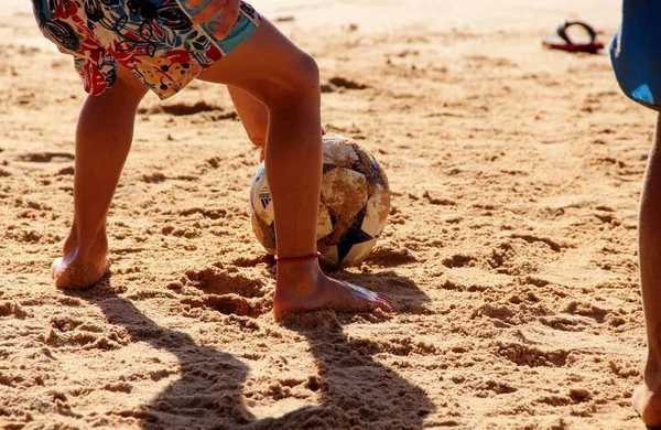 Ver Gente Piernas Jugando Pelota Fútbol Playa Arena —  Fotos de Stock