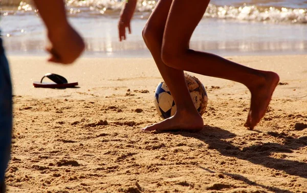 Visa Människor Ben Spela Fotboll Sandstranden — Stockfoto