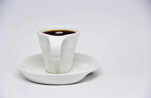 Vue Une Tasse Café Pleine Sur Une Soucoupe Fond Blanc — Photo