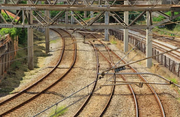 Tren istasyonundaki raylar.