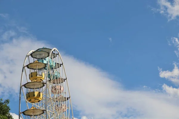Ferris Wiel Tegen Blauwe Lucht Achtergrond — Stockfoto
