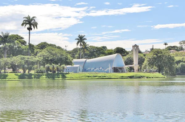 BH, BRAZIL - 24 Aralık 2016 'da Brezilya' nın Belo Horizonte kentinde, Assisi 'li Aziz Francis Kilisesi' nin dış görünüşü. Oscar Niemeyer tarafından tasarlandı. Pampulha Kilisesi olarak bilinir..