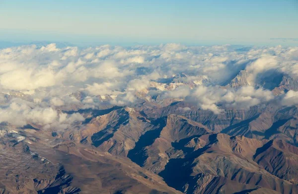Bulutlardaki dağların güzel hava manzarası 