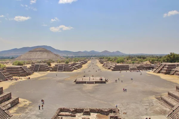 Meksika 'da antik bir şehir olan Teotihuacan, piramitlerin ve harabelerin manzarası