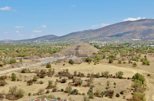Meksika 'da antik bir şehir olan Teotihuacan, piramitlerin ve harabelerin manzarası