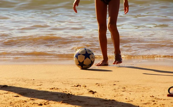 Vista Sobre Pessoas Pernas Jogando Bola Futebol Praia Areia — Fotografia de Stock