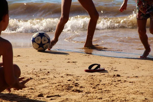 Ver Gente Piernas Jugando Pelota Fútbol Playa Arena —  Fotos de Stock