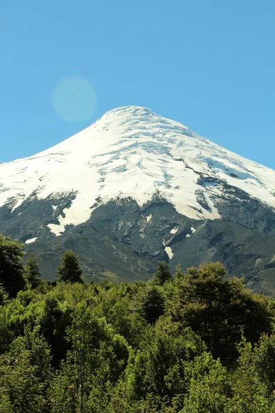 Karlı volkanın manzarası - Şili