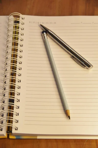 Caderno Branco Com Caneta Lápis Sobre Fundo Mesa Madeira Marrom — Fotografia de Stock