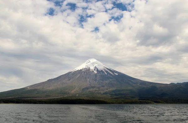 雪と火山の風景 — ストック写真