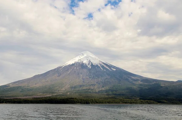 雪と火山の風景 — ストック写真