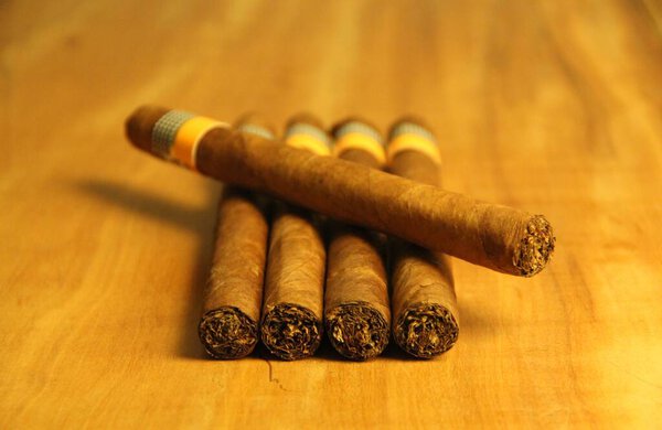 Вид крупным планом нескольких сигар на деревянном фоне 