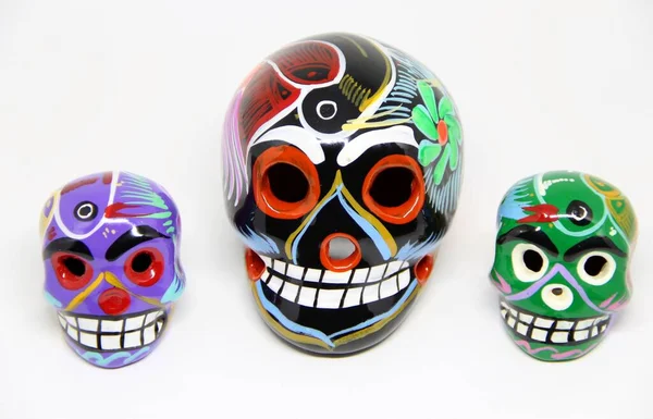 Beyaz arka planda Meksika kafatasları