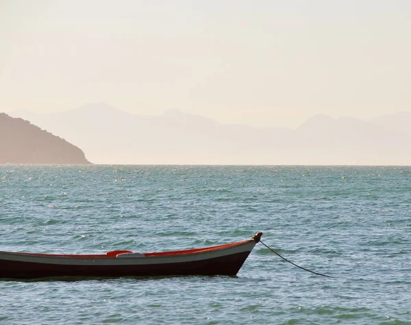 Deniz manzaralı bir tekne.