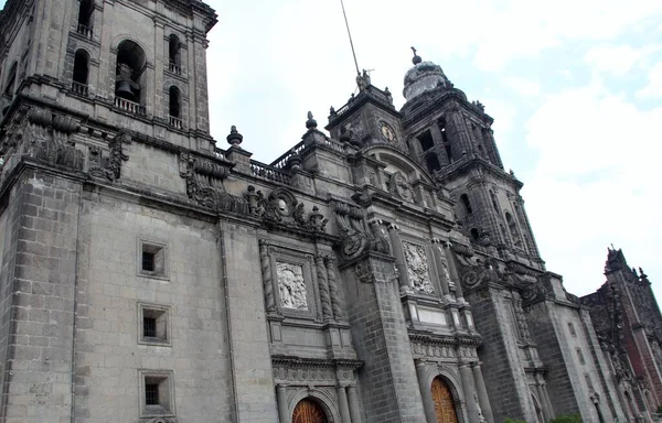 Mexico City 'de sömürge tarzı bir katedral.