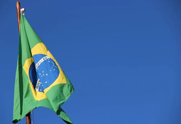 Brazil Zászló Árbocon Hátterével — Stock Fotó