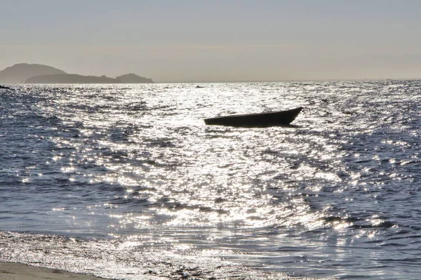 Deniz manzaralı bir tekne.