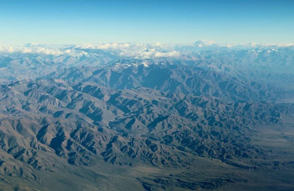 Bulutlardaki dağların güzel hava manzarası 