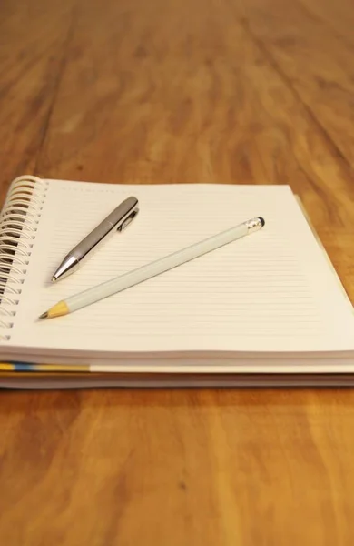 Caderno Branco Com Caneta Lápis Sobre Fundo Mesa Madeira Marrom — Fotografia de Stock