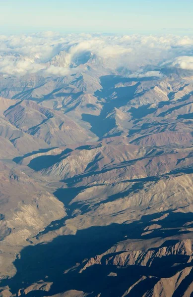 Bulutlardaki dağların güzel hava manzarası 