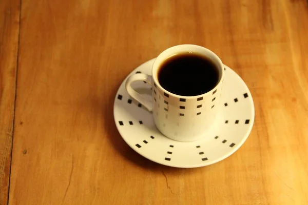 Vista Una Taza Café Completa Sobre Platillo Fondo Madera — Foto de Stock
