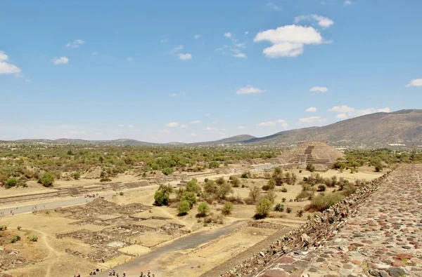 Meksika 'da antik bir şehir olan Teotihuacan, piramitlerin ve harabelerin manzarası