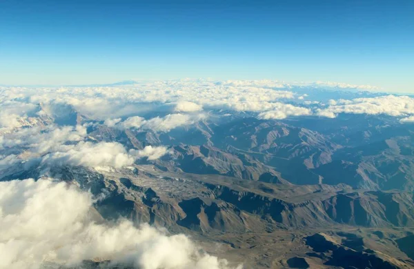Bulutlardaki dağların güzel hava manzarası 