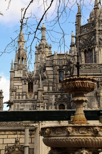 Mimari manzara, binaların cepheleri, ve saray kompleksinin bahçesi Quinta da Regaleira, Sintra, Portekiz