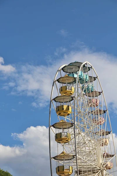 Grande Roue Sur Fond Bleu Ciel — Photo